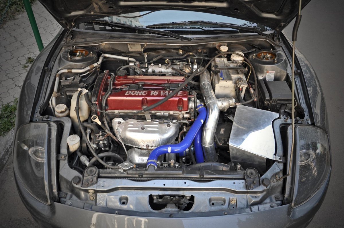 Моторный отсек Митсубиси Эклипс