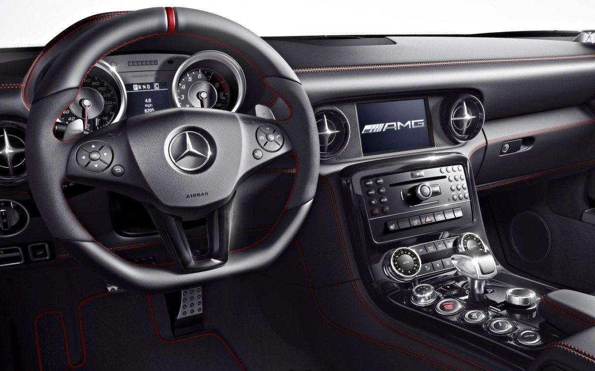 Современные автомобили Мерседес Бенц СЛС место водителя