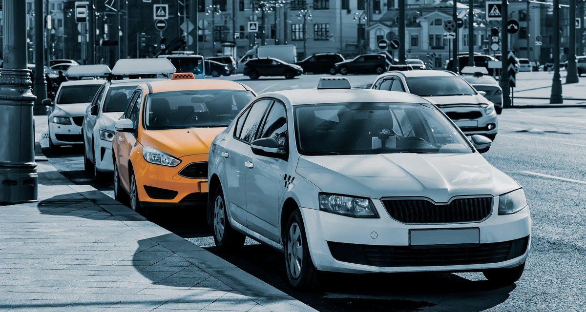 Таксист в машине