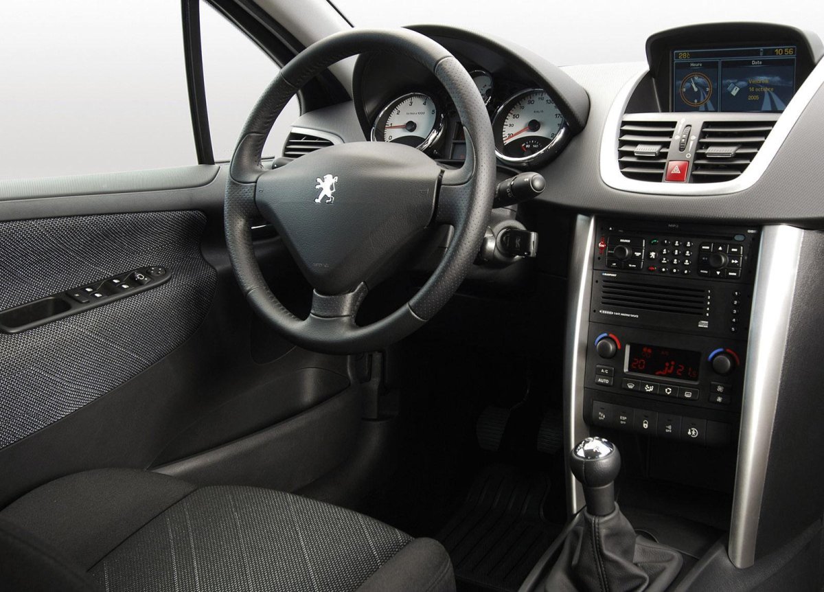 Пежо 207 седан салон