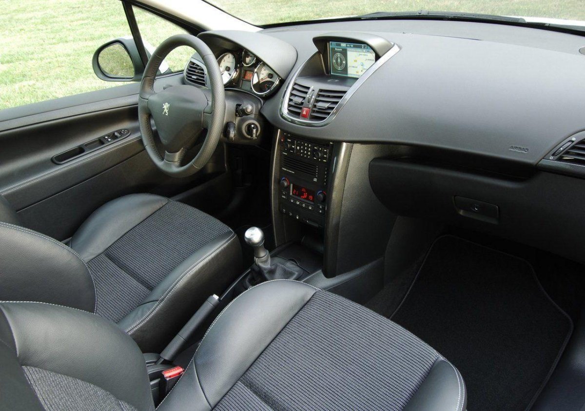Peugeot 207 хэтчбек салон