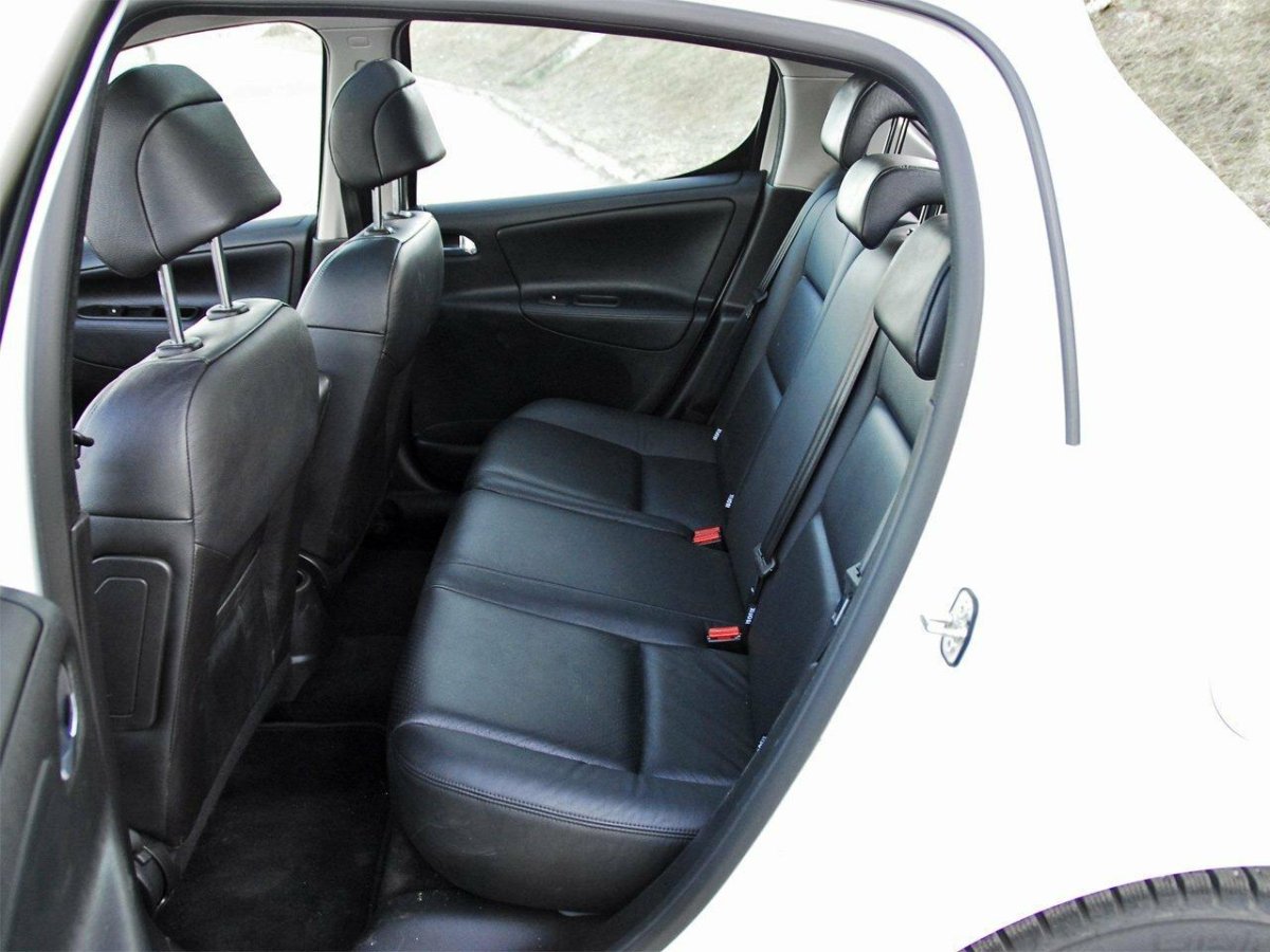 Peugeot 207 задний ряд