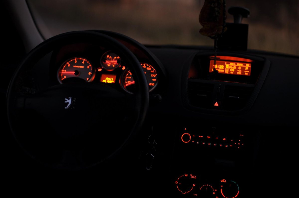 Салон Пежо 206 ночью