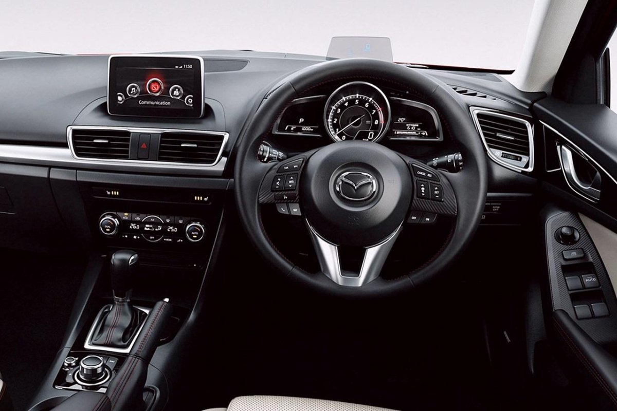 Мазда Аксела 2018 салон