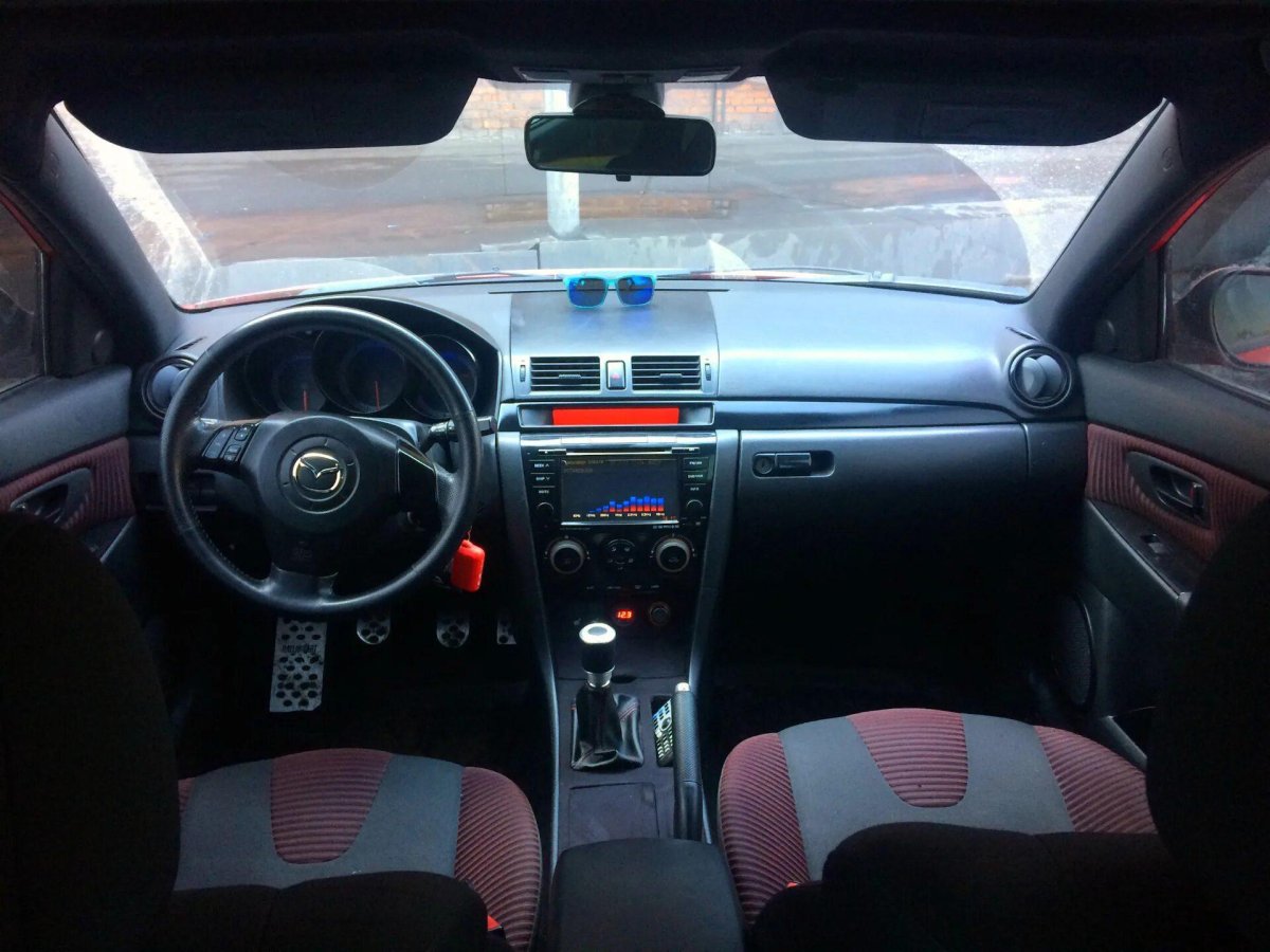 Мазда 3 2005 салон