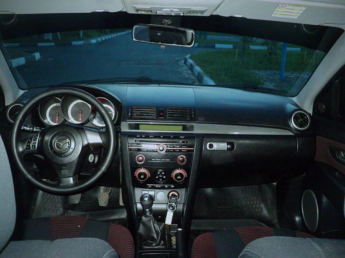 Мазда 3 2005 салон