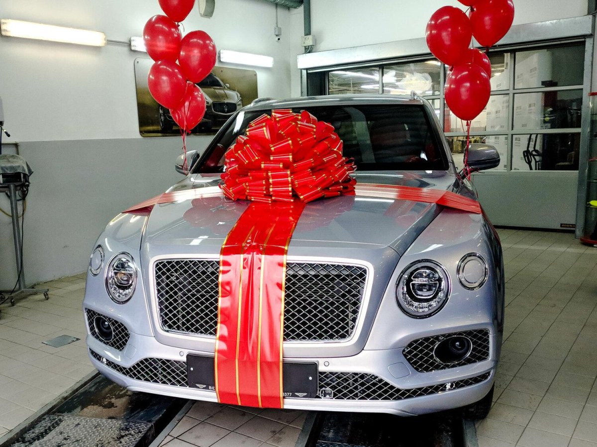 Порше Кайен 2022 с бантом