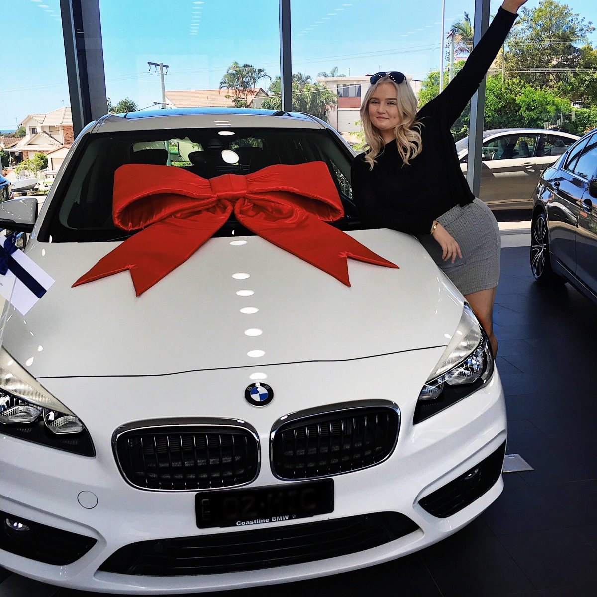 БМВ х6 с красным бантом