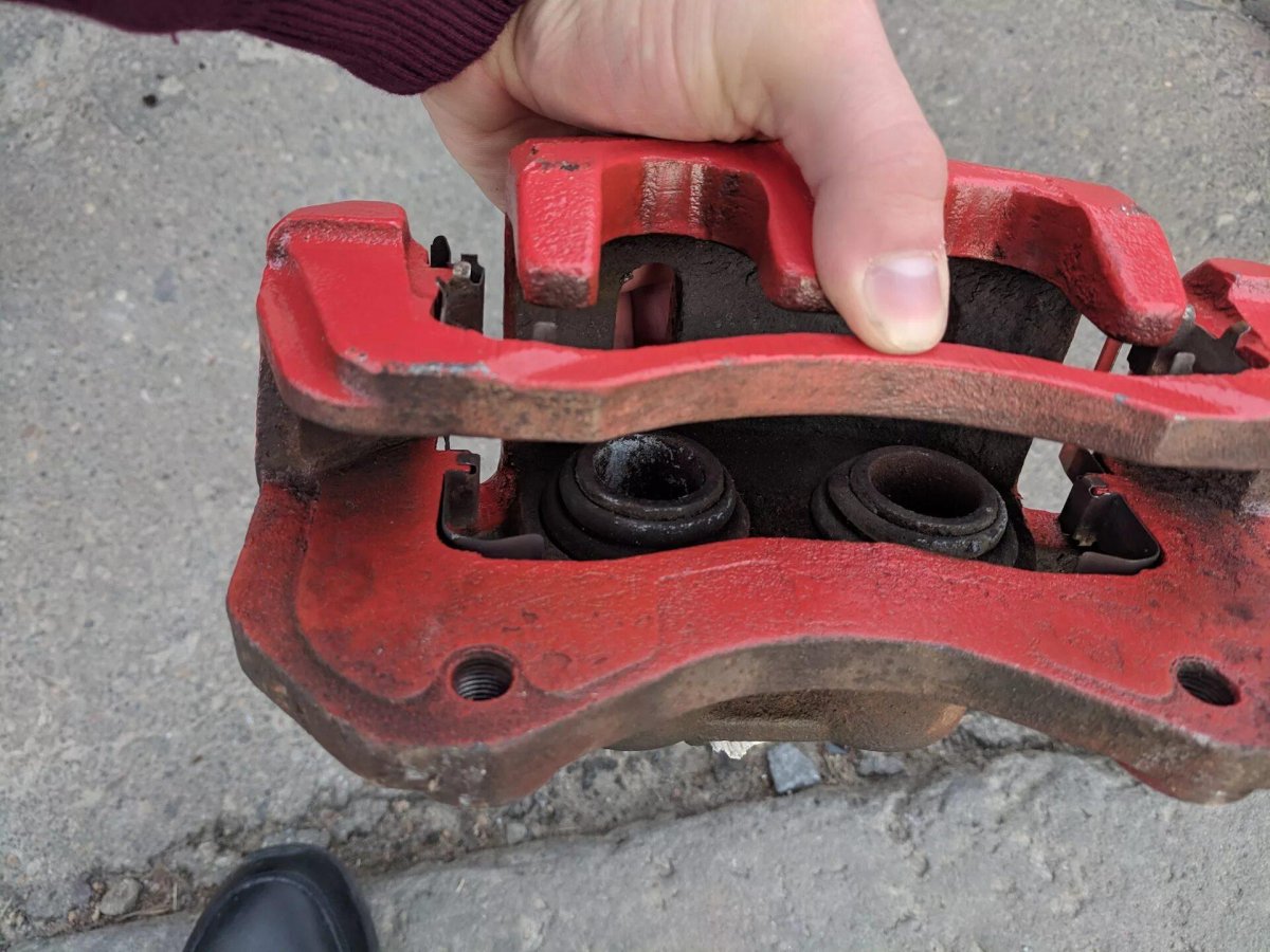 Двухпоршневые передние суппорта для Аутлендер XL 2008