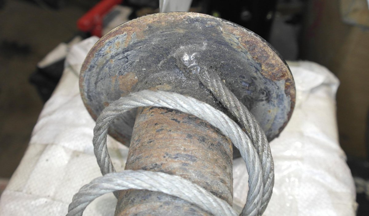 Крепление стального троса к барабану лебедки