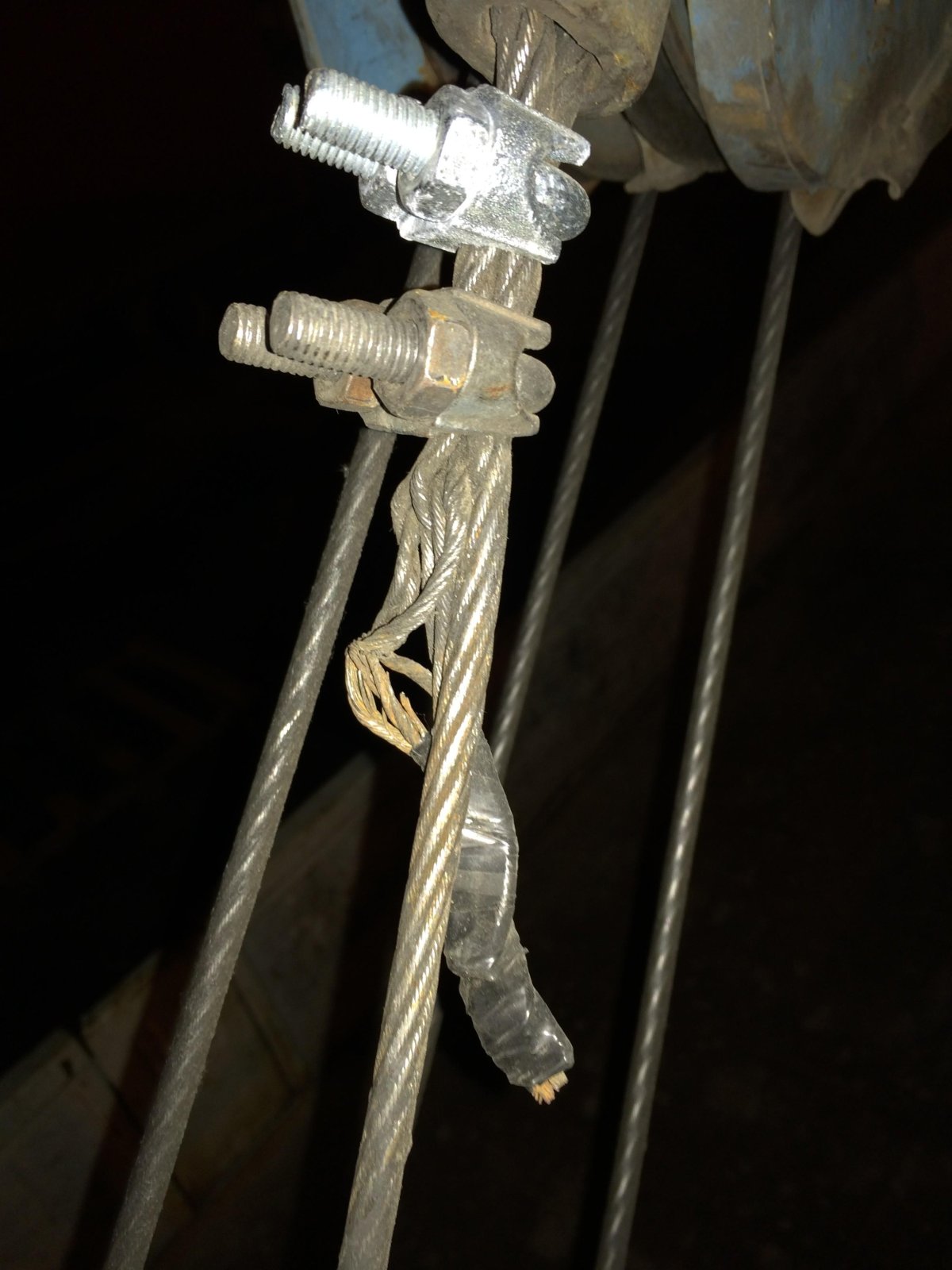 Коуш с зажимом для троса