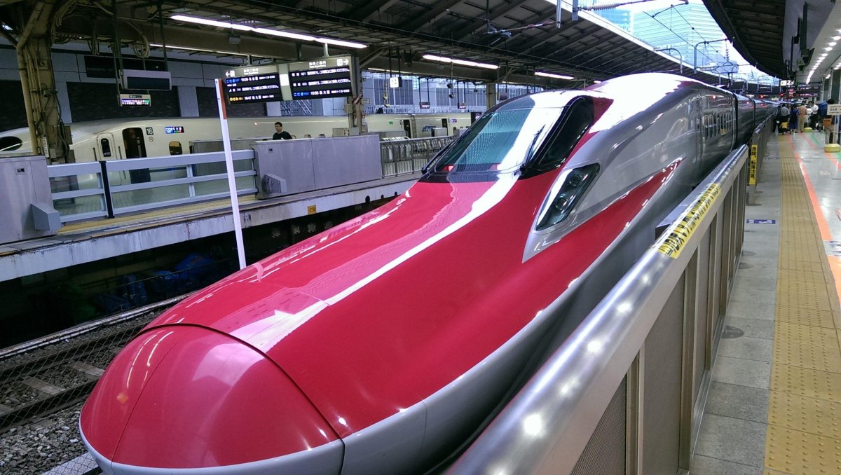 Поезд Синкансэн в Японии и пуля