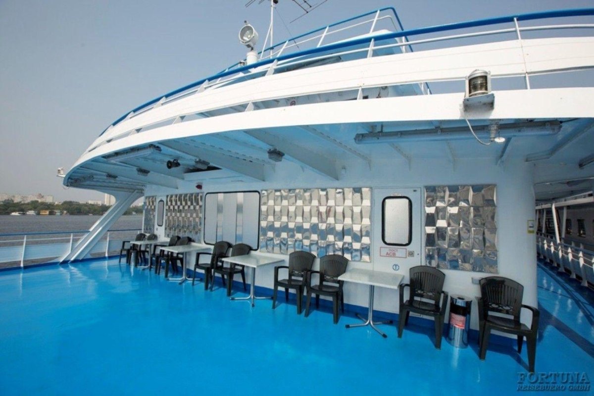 Четырехпалубный теплоход Александр Пушкин