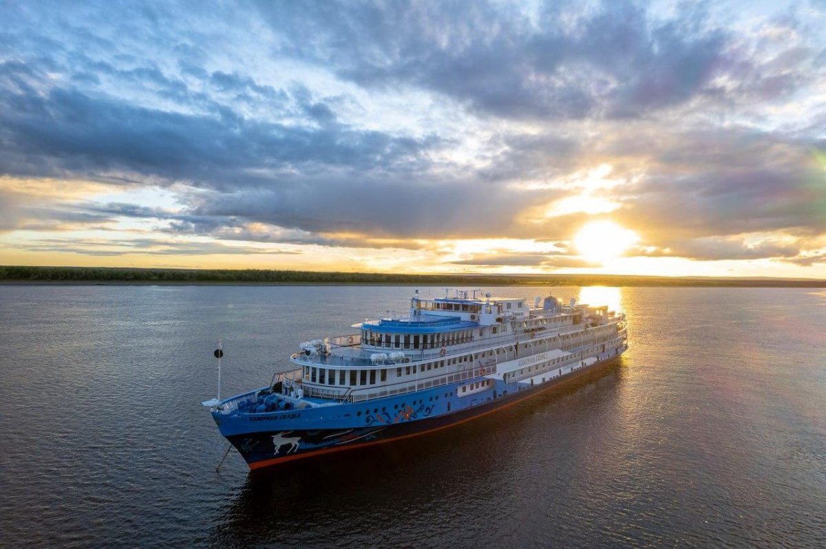 Теплоход Северное сияние