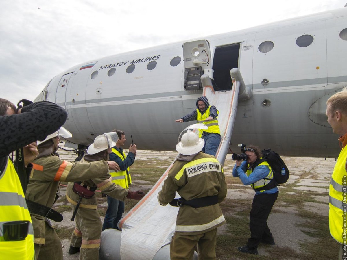 Аварийный трап самолета