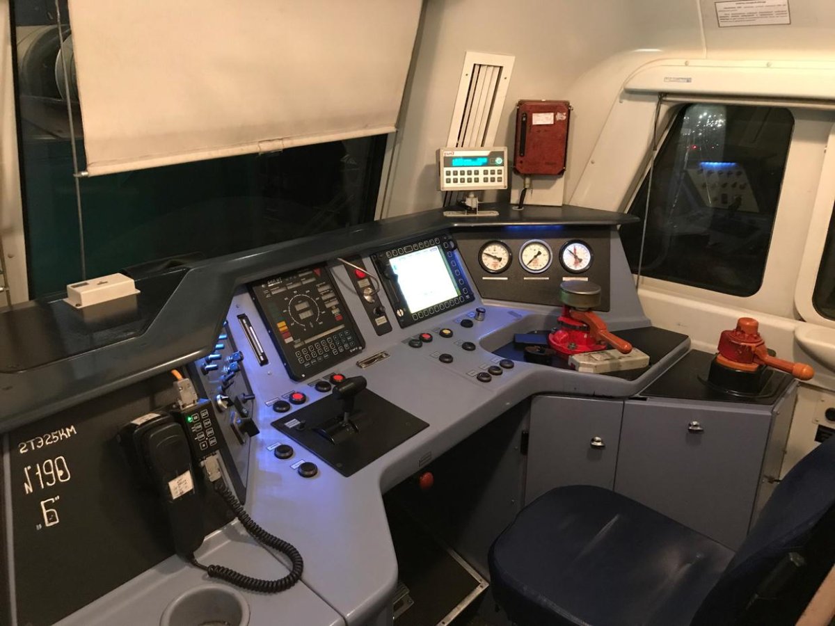 Пульт управления тепловоза 2тэ25км