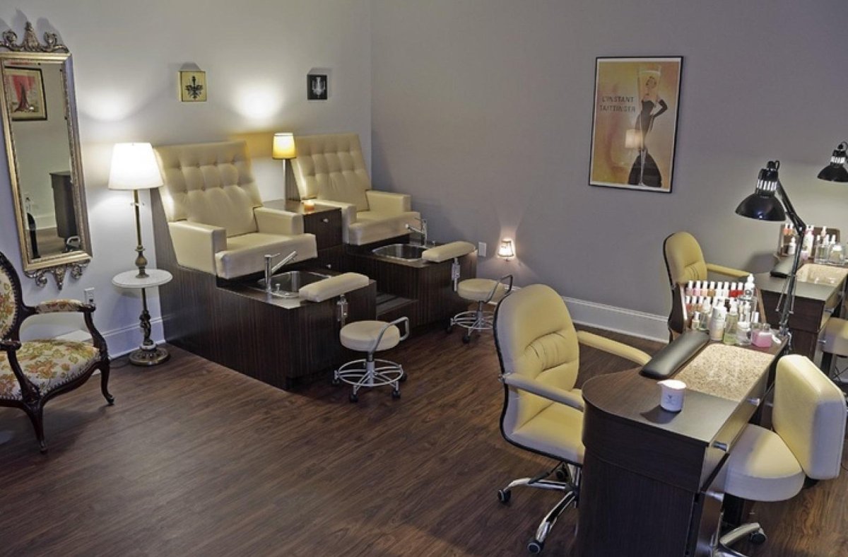 Интерьер салона маникюра