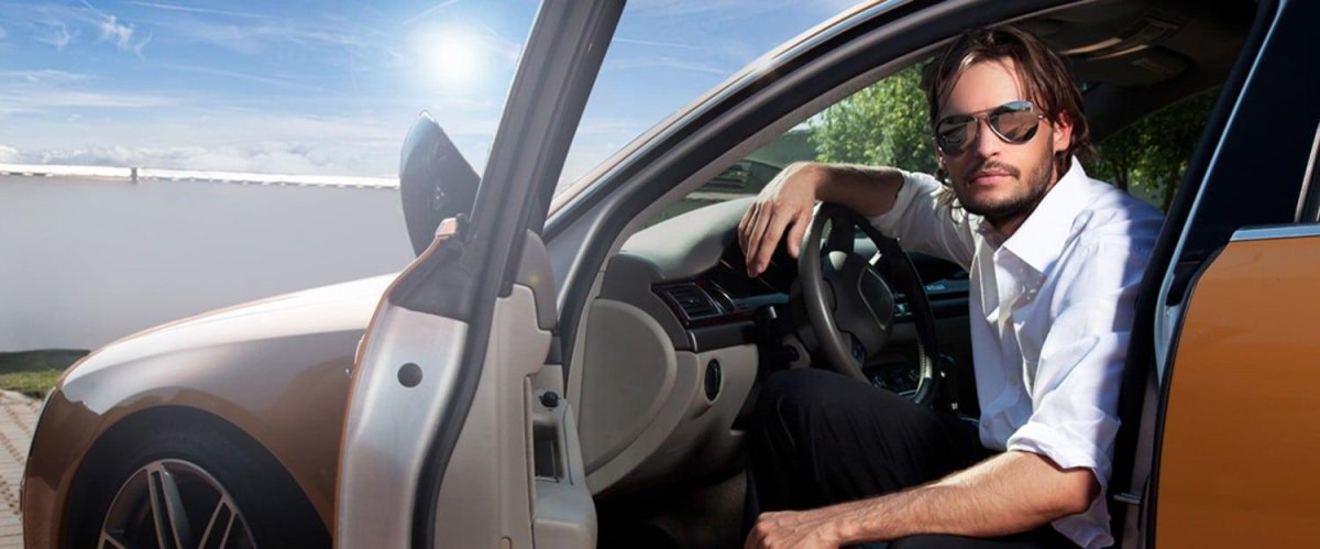 Бизнесмен возле машины