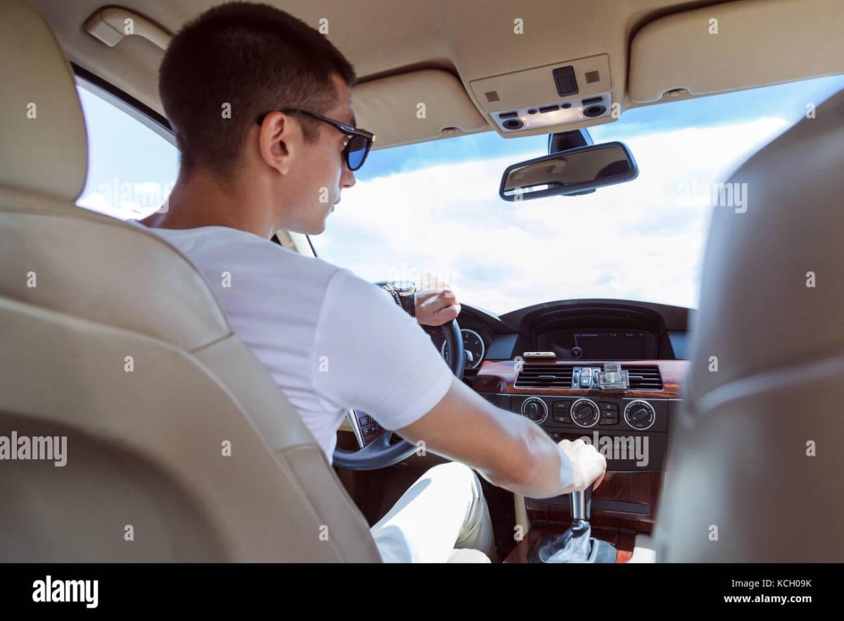 Мужчина спиной у машины