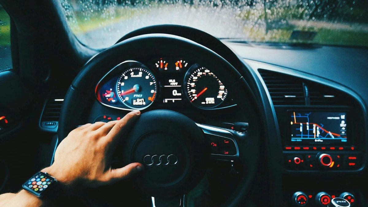 Мужские руки на руле