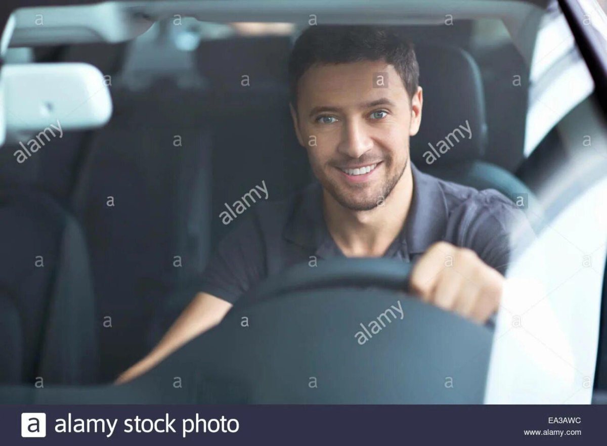 Мужчина водитель за рулем
