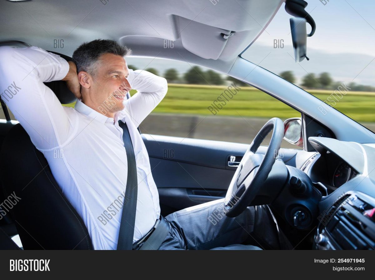 Человек водит машину с человеко