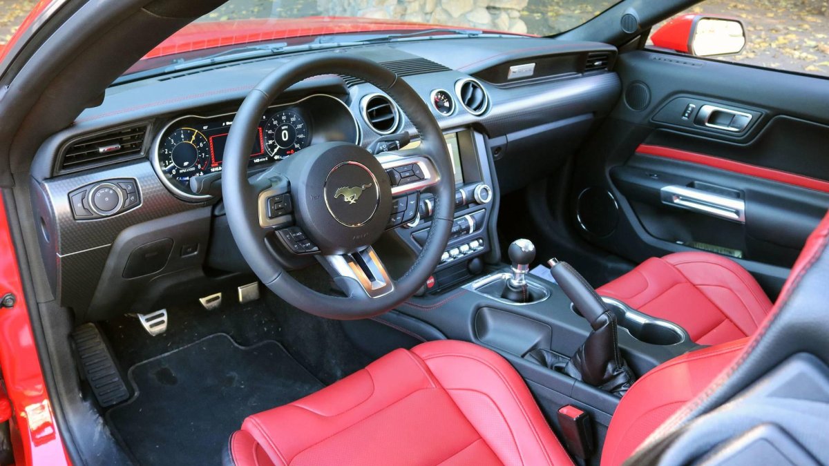 Форд Мустанг 2018 салон