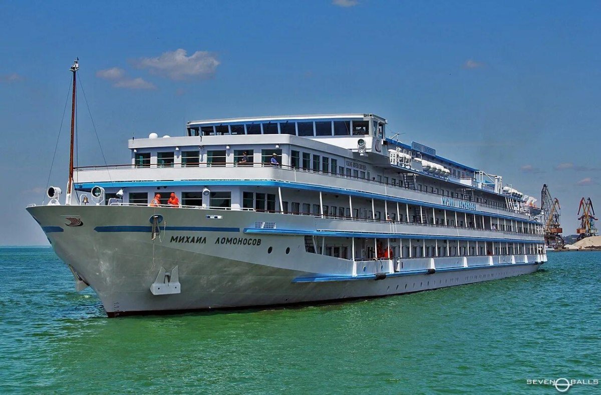 Теплоход Михаил Ломоносов Петрозаводск
