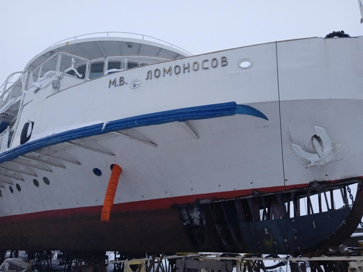 Теплоход м в Ломоносов