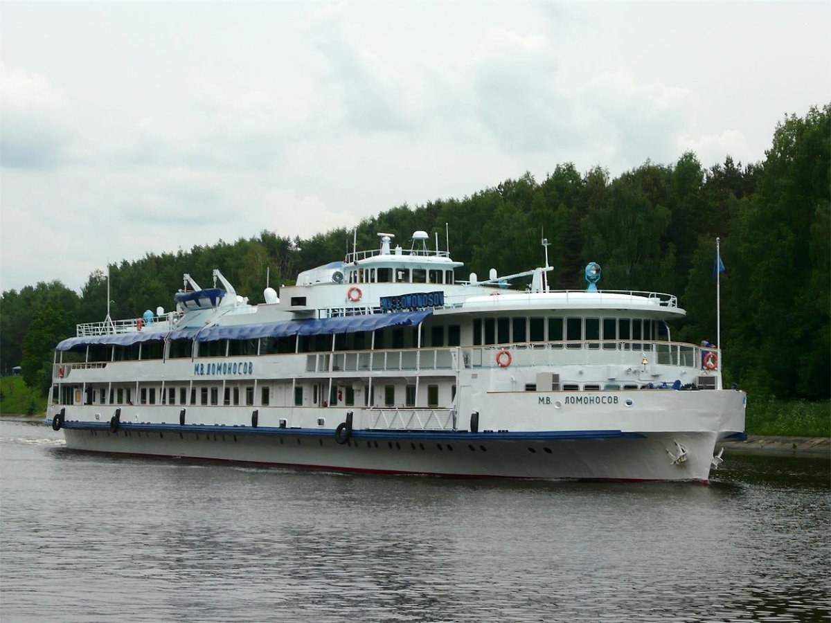 Теплоход Михаил Ломоносов Петрозаводск