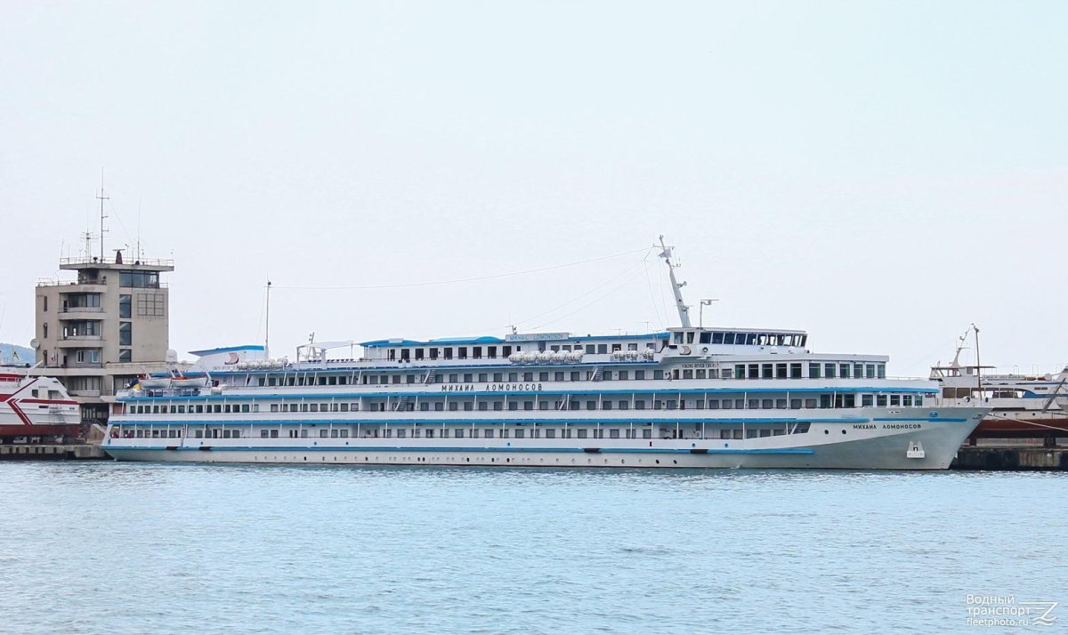 Круизный теплоход «Михаил Ломоносов»
