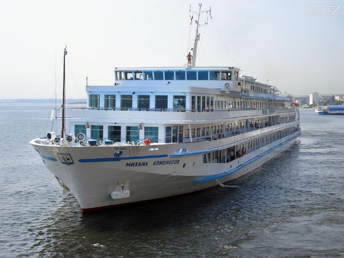 Теплоход Михаил Ломоносов