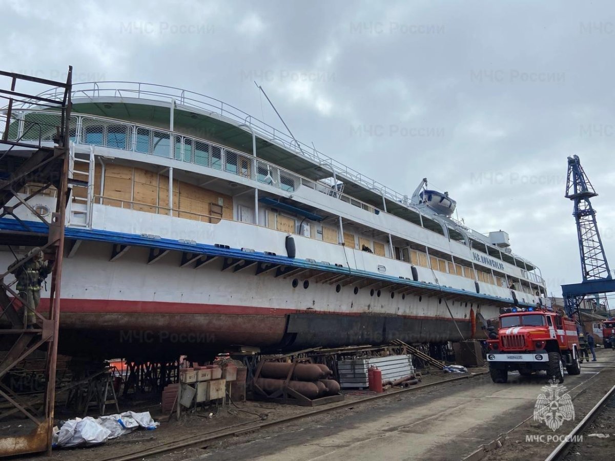Теплоход Ломоносов Архангельск