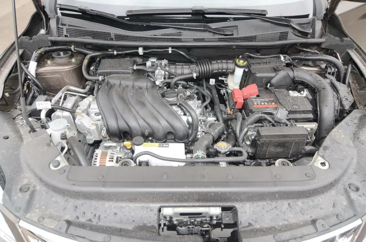 Ниссан Сентра моторный отсек