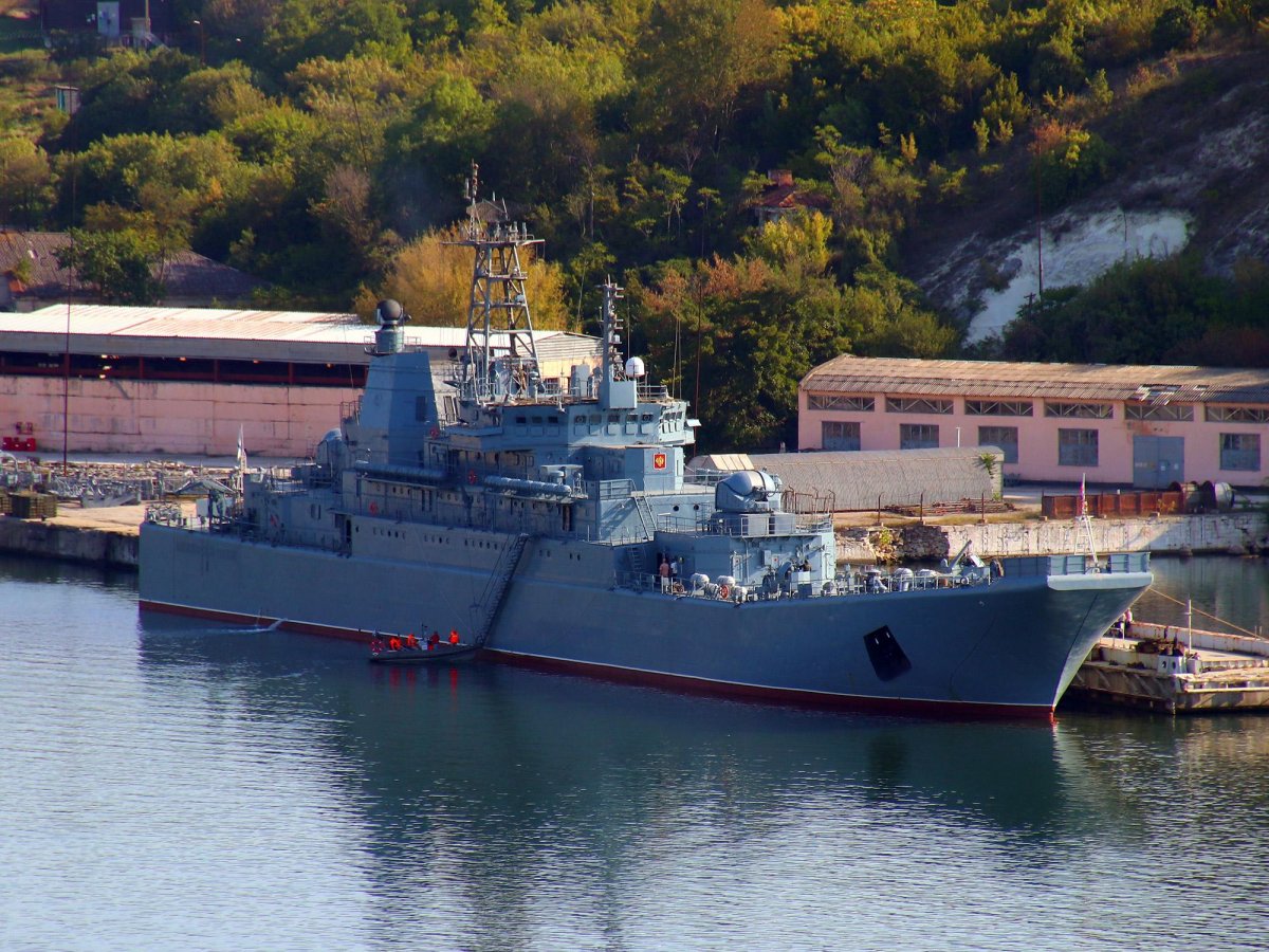 Оленегорский Горняк большой десантный корабль в Новороссийске