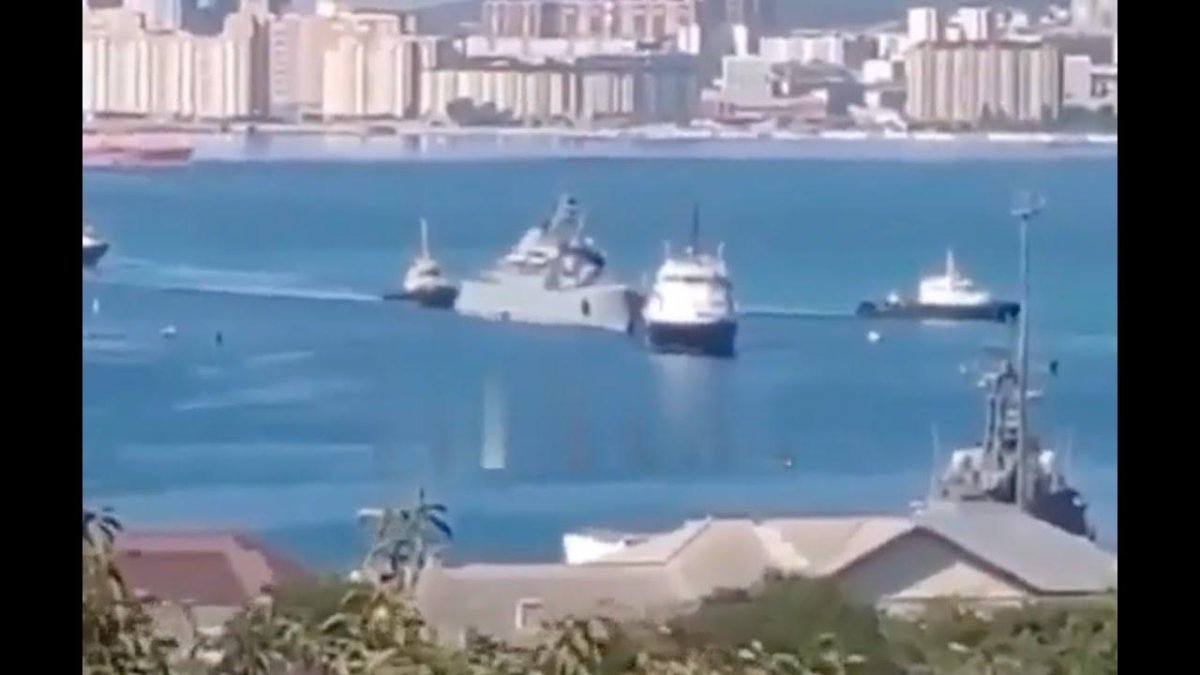 Корабль в порту Новороссийска