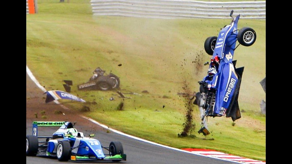 Разбитый гоночный автомобиль