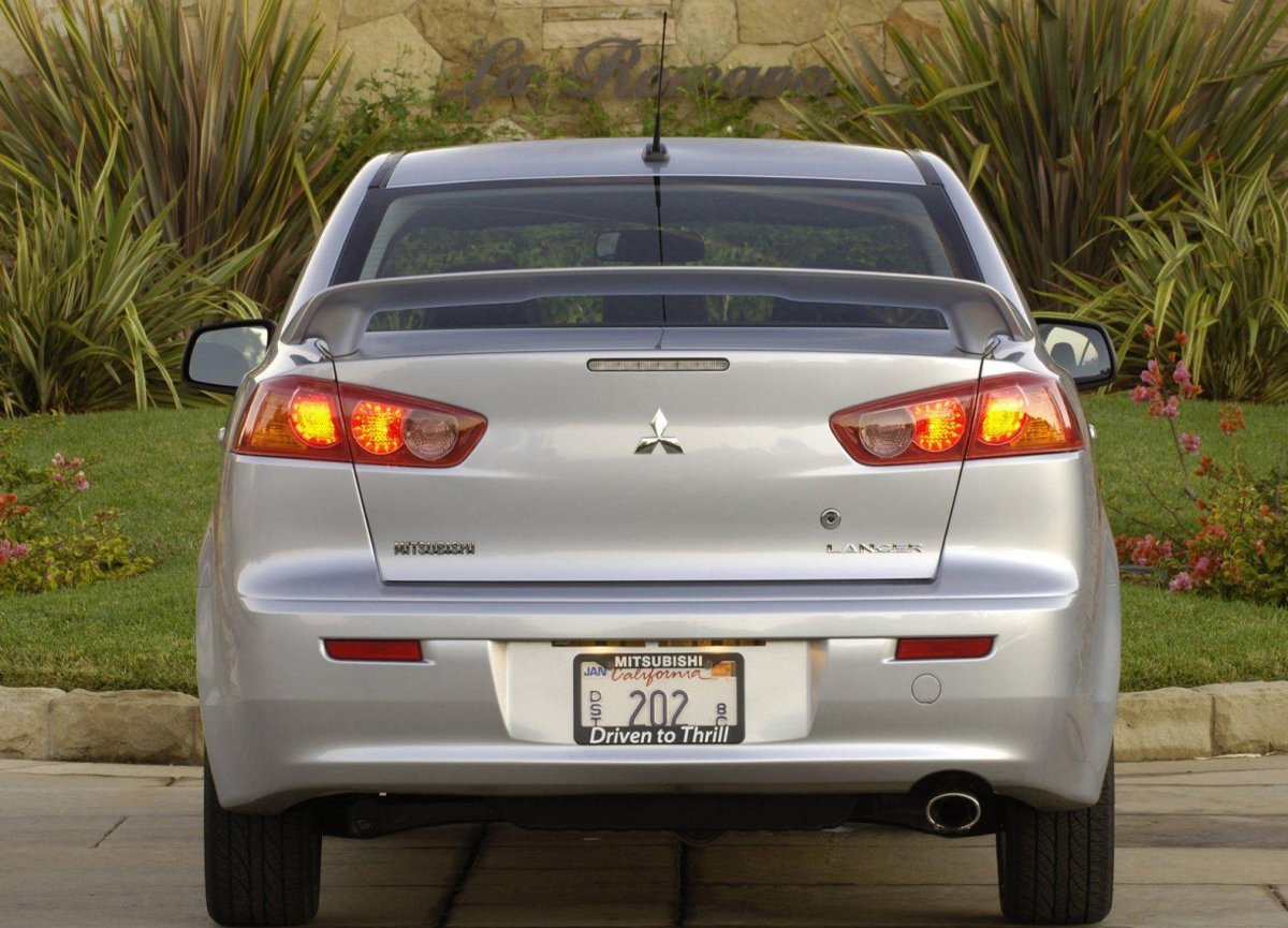 Mitsubishi Lancer 10 сзади