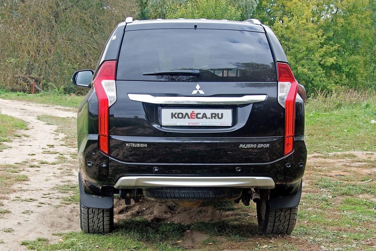 Mitsubishi Pajero Sport сзади