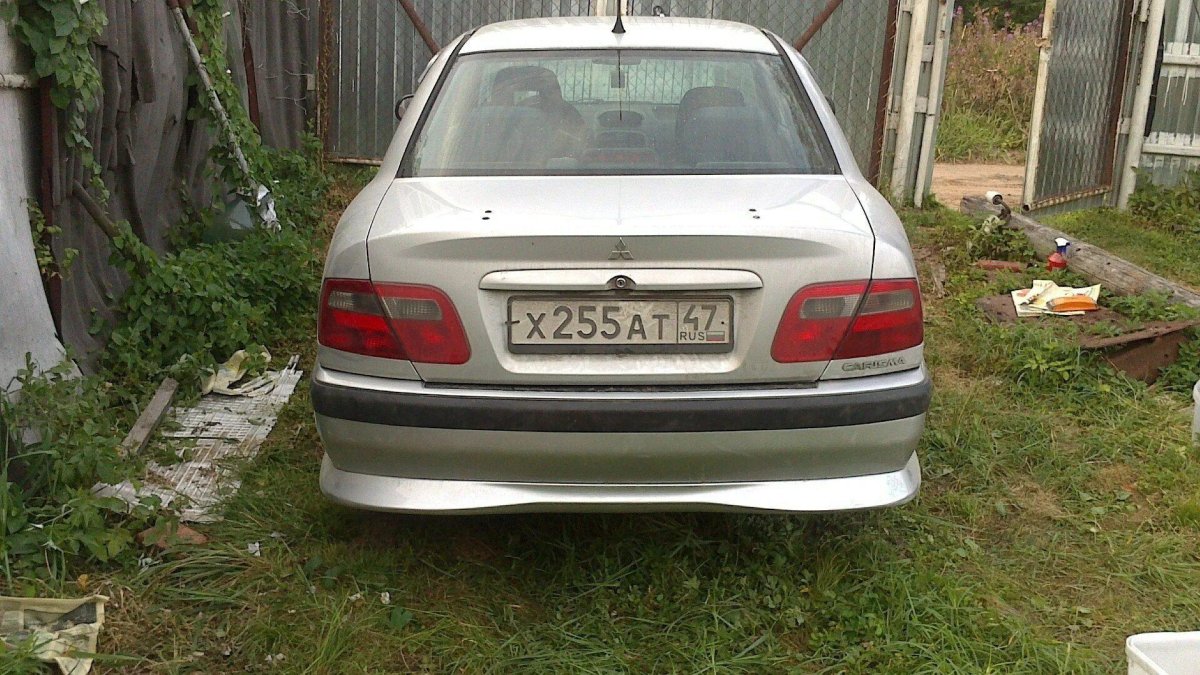 Митсубиси Каризма сзади