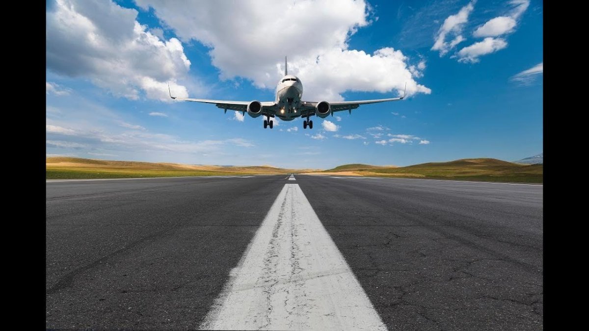 Самолет на взлетной полосе