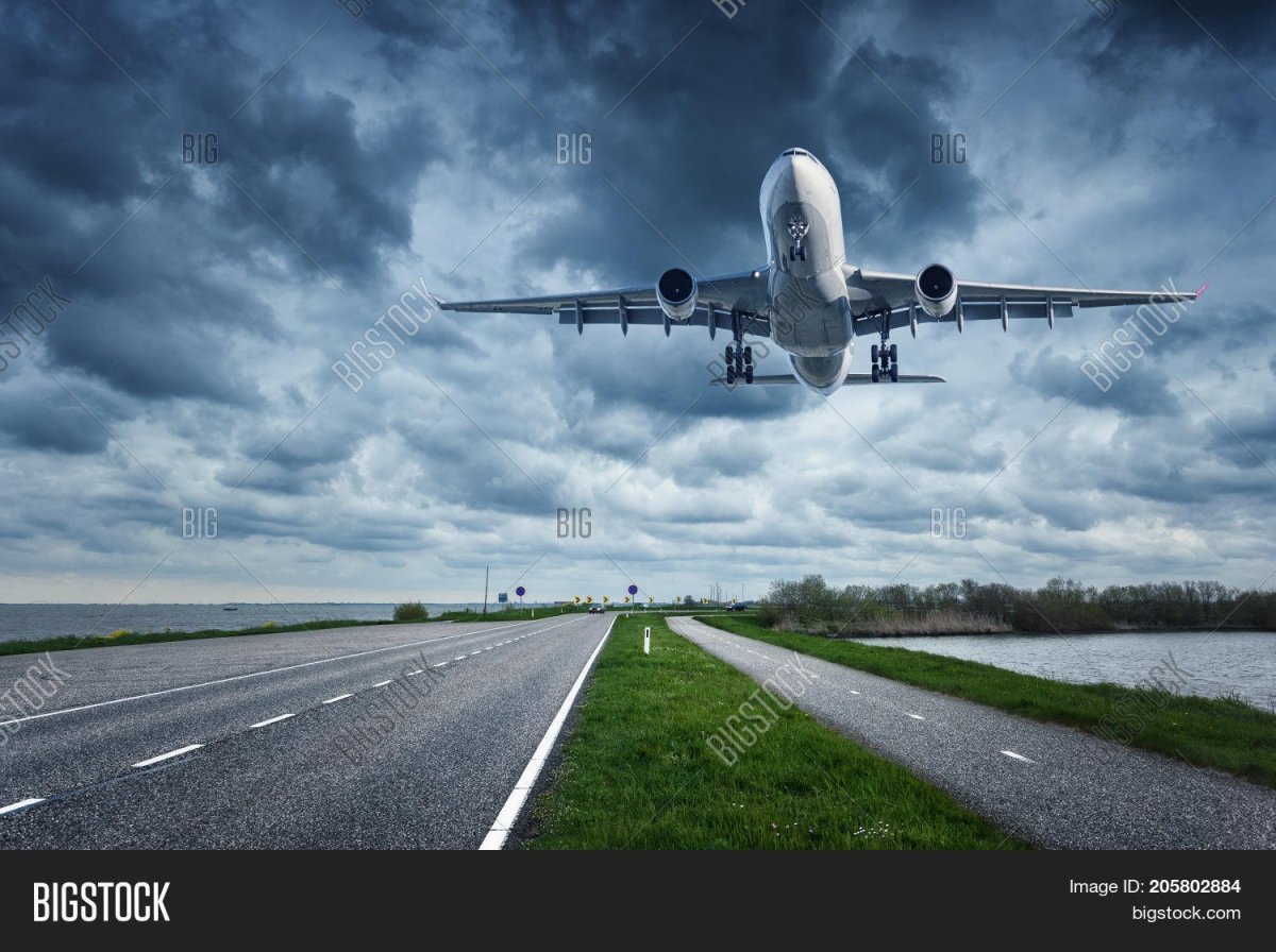 Самолет над трассой