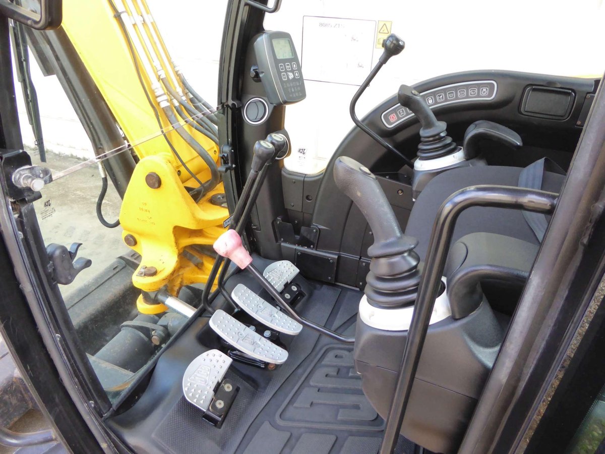 Гусеничный экскаватор JCB 8085