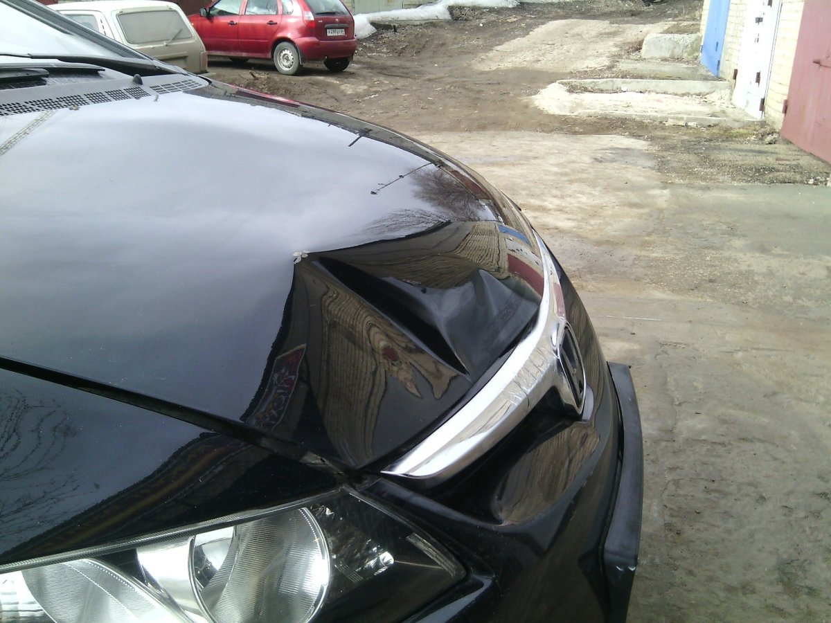 Вмятина на капоте