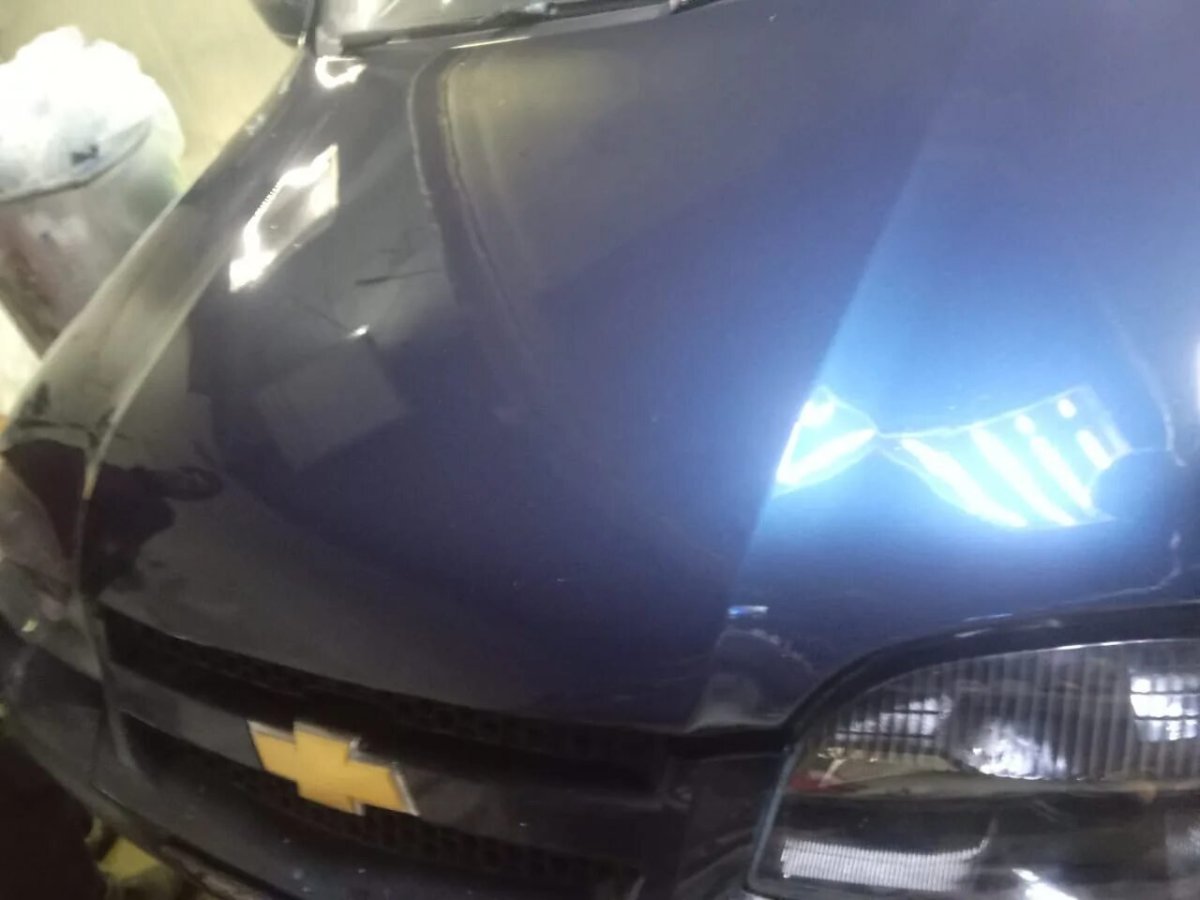 Нива Шевроле с полосой на капоте