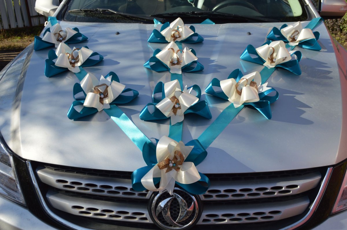 Банты для автомобилей на капот