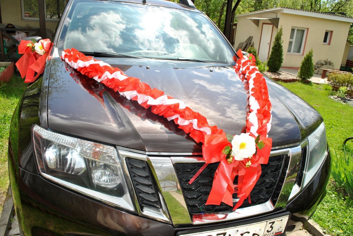 Машина украшена бантом