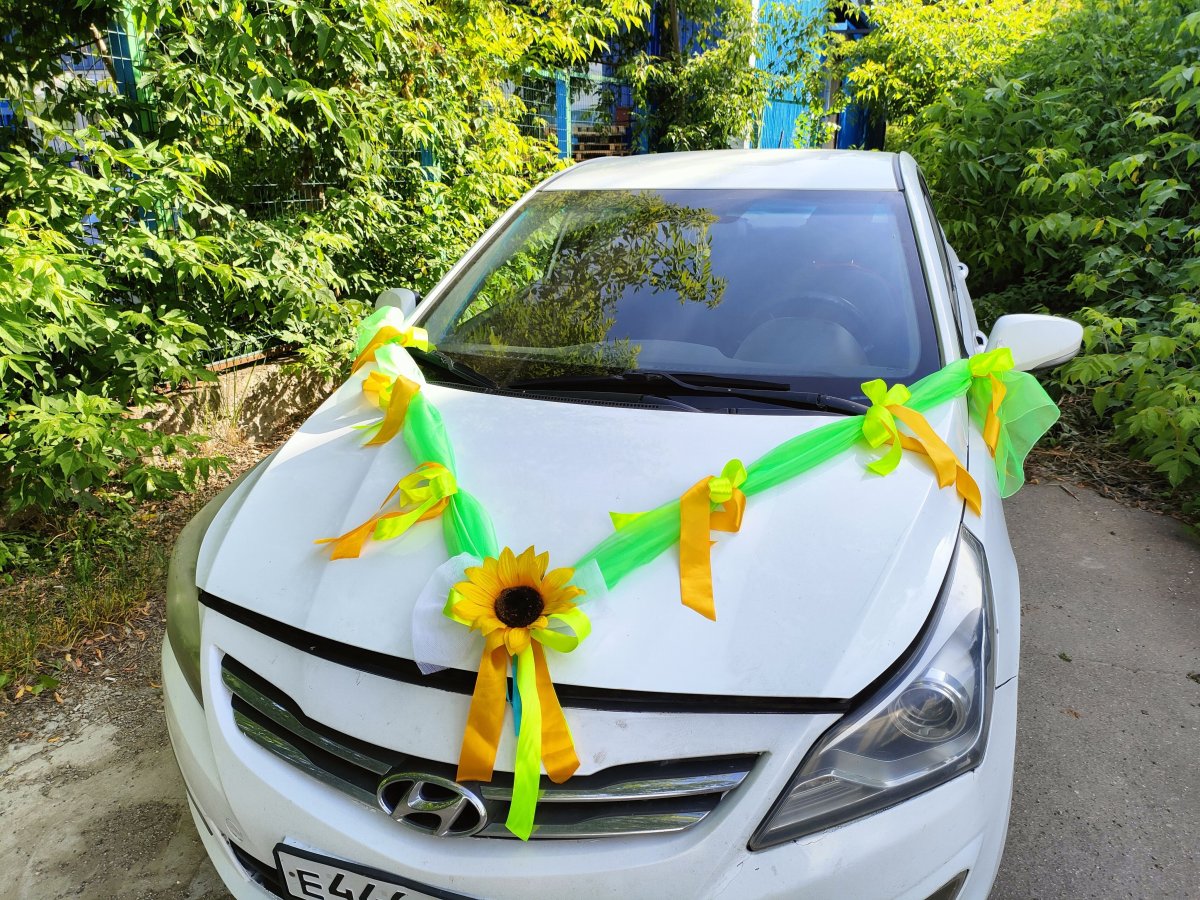 Украшения на машину салатовый