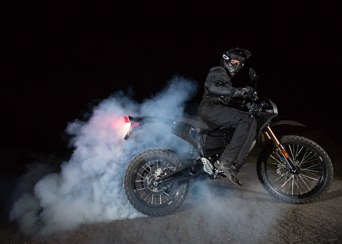 Мотоцикл газует