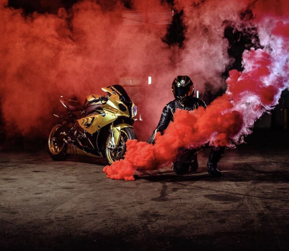 Мотоцикл в дыму